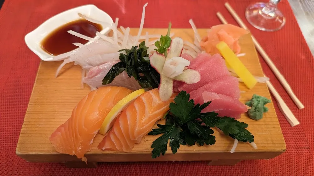 Plateau de Poisson Cru 10 Pièces de Sashimis 2 Sushis Saumon
